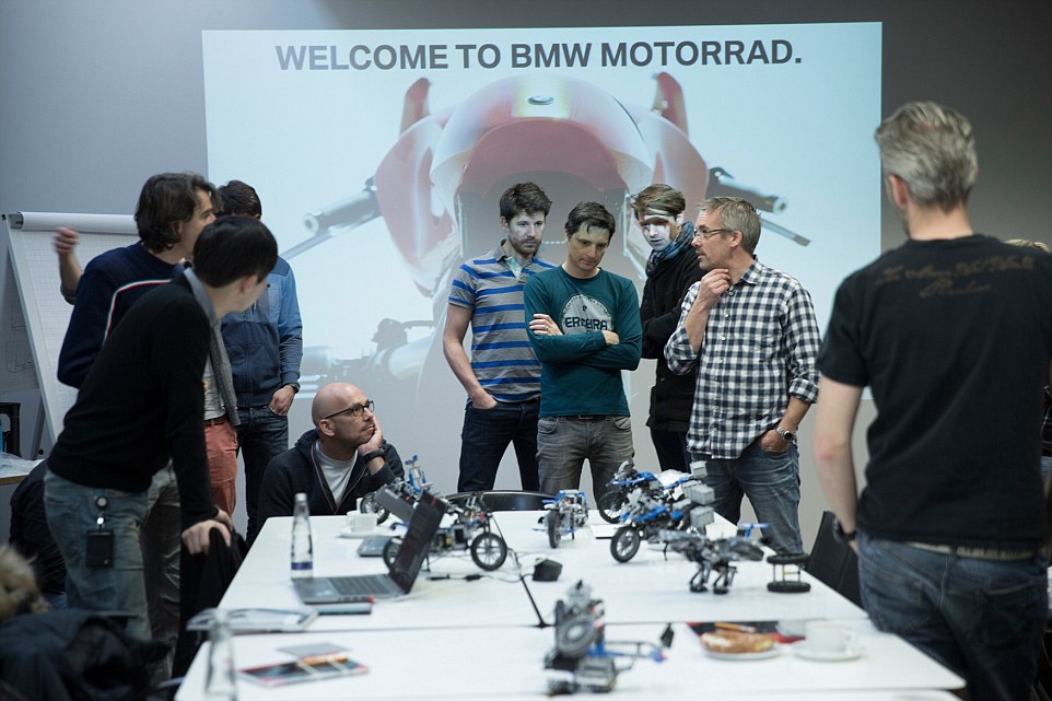 Hiện thực hóa mẫu Lego, BMW tính chế tạo xe máy biết bay ảnh 4