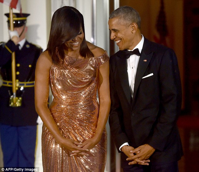 Vợ chồng Obama 'đút túi' 60 triệu USD với cuốn hồi ký mới ảnh 1