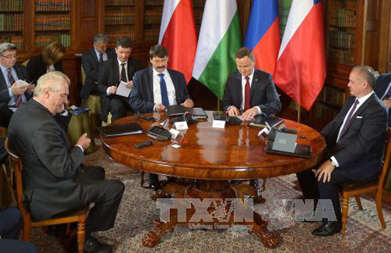 Từ trái sang: Tổng thống CH Czech Milos Zeman, Tổng thống Hungary Janos Ader, Tổng thống Ba Lan Andrzej Duda và Tổng thống Slovakia Andrej Kiska tại hội nghị thượng đỉnh Nhóm Visegrad ở Lancut, Ba Lan ngày 14/10. Ảnh: EPA/TTXVN