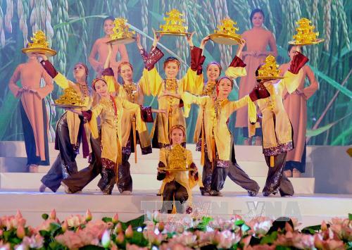 Duyên dáng Áo dài Thành phố Hồ Chí Minh ảnh 2