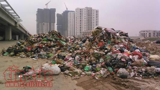 'Núi rác' bất ngờ xuất hiện bên đường ngay giữa Thủ đô ảnh 1