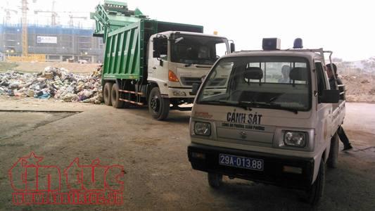 'Núi rác' bất ngờ xuất hiện bên đường ngay giữa Thủ đô ảnh 4
