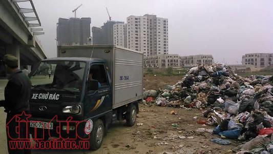 'Núi rác' bất ngờ xuất hiện bên đường ngay giữa Thủ đô ảnh 6