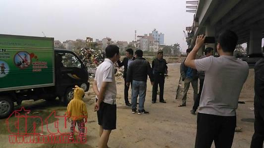 'Núi rác' bất ngờ xuất hiện bên đường ngay giữa Thủ đô ảnh 7