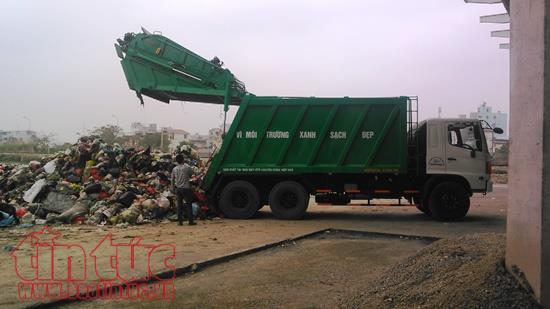 'Núi rác' bất ngờ xuất hiện bên đường ngay giữa Thủ đô ảnh 2