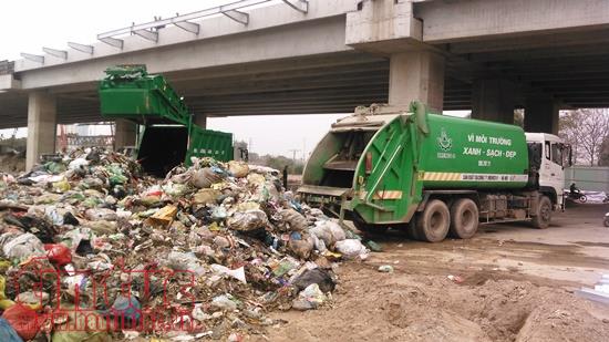 'Núi rác' bất ngờ xuất hiện bên đường ngay giữa Thủ đô ảnh 3