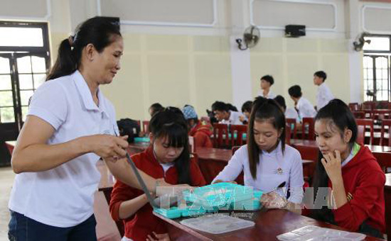 Nữ chủ tịch Hội Chữ thập đỏ tích cực giúp đỡ người nghèo