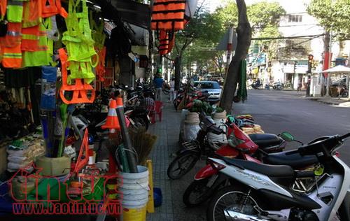 Giải tỏa vỉa hè, xử lý nghiêm vẫn chưa đủ ảnh 2