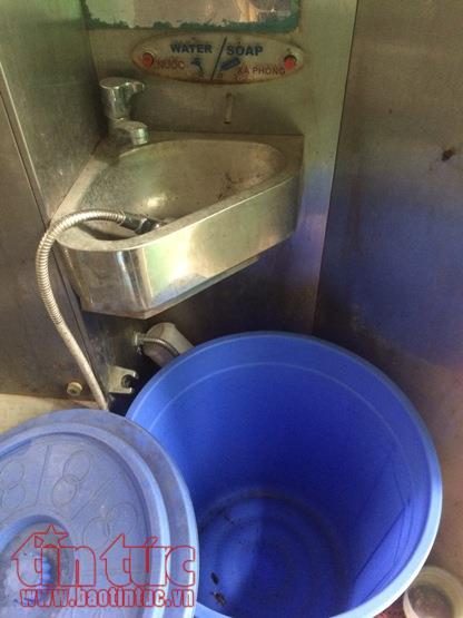 Sợ hãi bước chân vào nhà vệ sinh công cộng tại Hà Nội ảnh 3