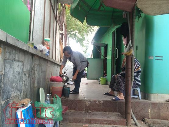 Sợ hãi bước chân vào nhà vệ sinh công cộng tại Hà Nội ảnh 1