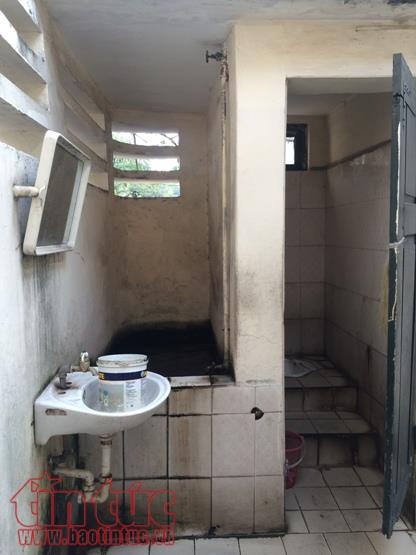 Sợ hãi bước chân vào nhà vệ sinh công cộng tại Hà Nội ảnh 6