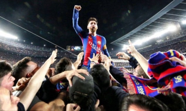 Bạn gái Messi 'hết hồn' vì bị fan bao vây ảnh 1