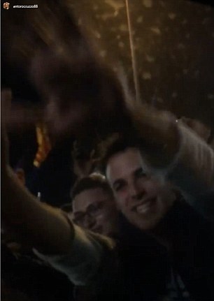 Bạn gái Messi 'hết hồn' vì bị fan bao vây ảnh 2