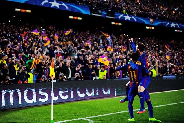 Bạn gái Messi 'hết hồn' vì bị fan bao vây ảnh 3