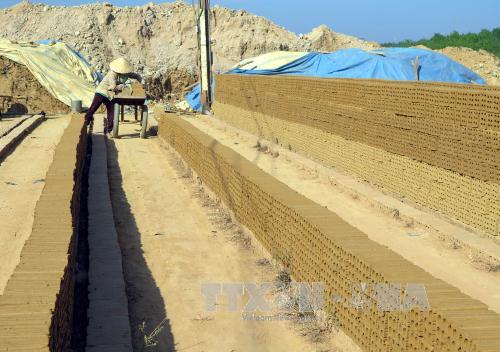 Khai thác đất sét tràn lan, chính quyền bó tay ảnh 2