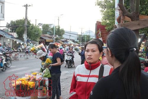 Lao đao bám vỉa hè mưu sinh ảnh 1