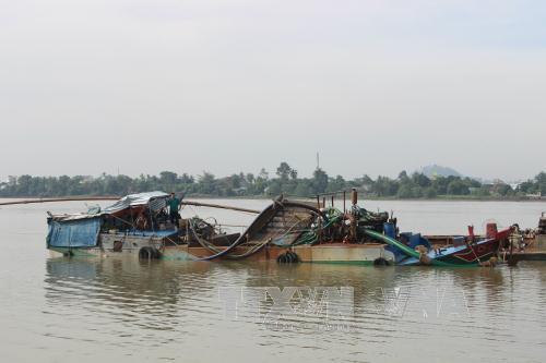 Bắt quả tang 5 ghe khai thác cát trái phép trên sông Đồng Nai ảnh 1