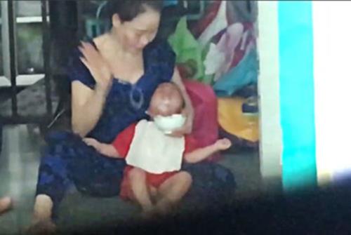 Đình chỉ nhóm trẻ tự phát có bảo mẫu bạo hành trẻ ảnh 1