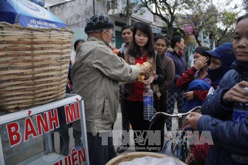 Thùng bánh mì từ thiện của cụ ông 87 tuổi ảnh 1
