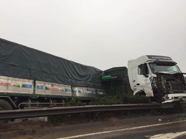Tai nạn liên hoàn, xe container 18 bánh treo lơ lửng trên cầu Thanh Trì ảnh 2