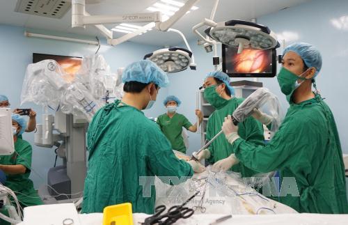 Lần đầu tiên, sử dụng robot phẫu thuật ung thư dạ dày thành công ảnh 1