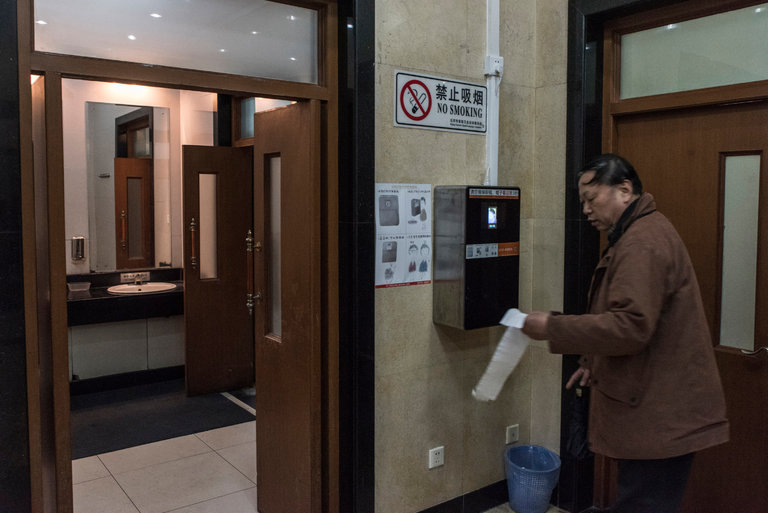 Trung Quốc: Toilet công cộng lắp máy nhận diện mặt người để chống ‘ăn cắp giấy’ ảnh 1