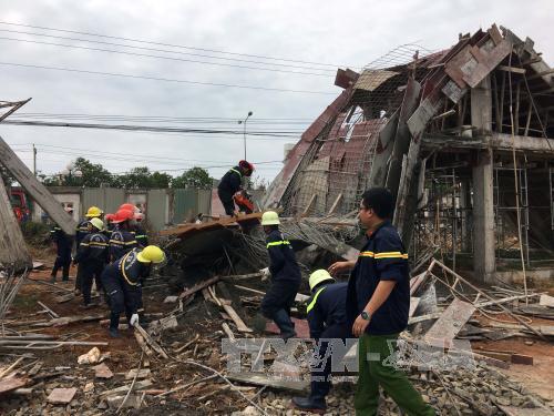 Hiện trường vụ sập giàn giáo làm 7 người bị thương ảnh 1