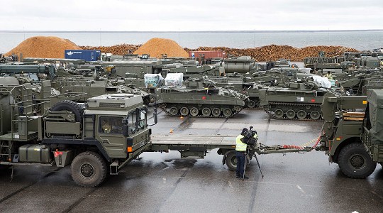 Xe quân sự NATO đổ về Estonia rầm rộ nhất từ thời Chiến tranh Lạnh ảnh 1