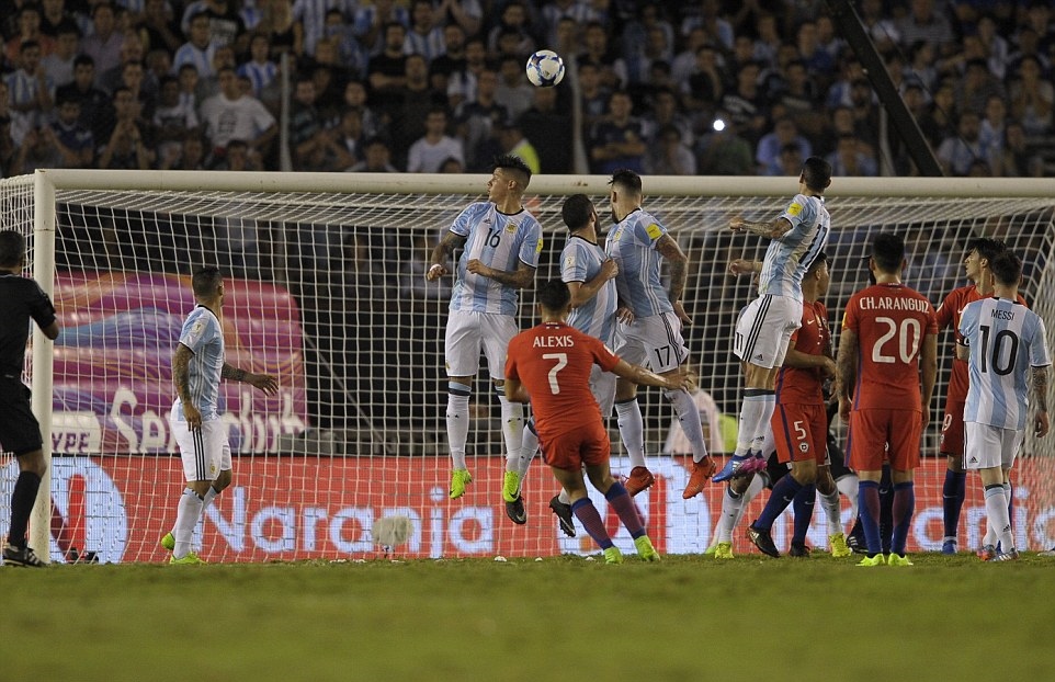 Messi lập công, Argentina rộng cửa dự World Cup 2018 ảnh 2