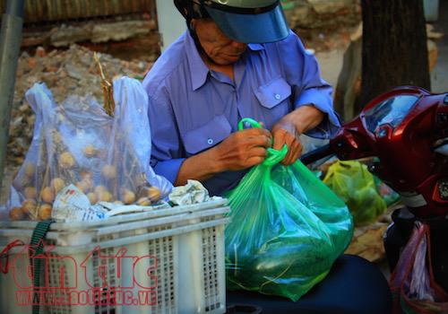 Mưu sinh ở vỉa hè qua ống kính ảnh 6