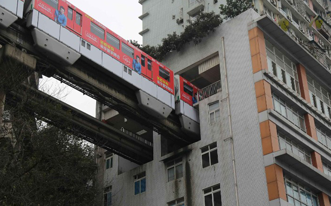 Lạ lùng tàu điện đi xuyên tòa nhà cao tầng ảnh 1
