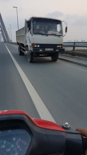 Xử nghiêm lái xe tải đi ngược chiều trên cầu Nhật Tân để răn đe ảnh 1