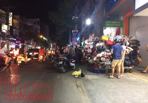 Vỉa hè TP Hồ Chí Minh sáng thông thoáng, tối lại nhếch nhác ảnh 2
