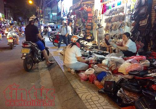 Vỉa hè TP Hồ Chí Minh sáng thông thoáng, tối lại nhếch nhác ảnh 3