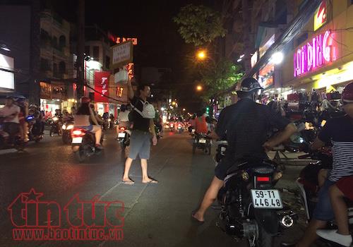 Vỉa hè TP Hồ Chí Minh sáng thông thoáng, tối lại nhếch nhác ảnh 4