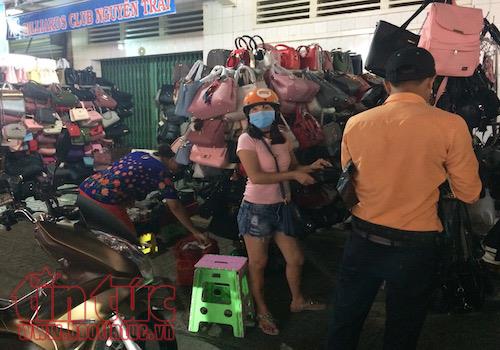 Vỉa hè TP Hồ Chí Minh sáng thông thoáng, tối lại nhếch nhác ảnh 5