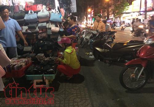 Vỉa hè TP Hồ Chí Minh sáng thông thoáng, tối lại nhếch nhác ảnh 6