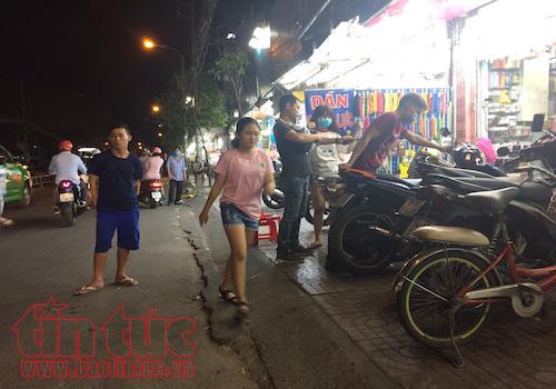 Vỉa hè TP Hồ Chí Minh sáng thông thoáng, tối lại nhếch nhác ảnh 7