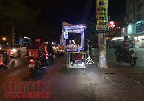 Vỉa hè TP Hồ Chí Minh sáng thông thoáng, tối lại nhếch nhác ảnh 9