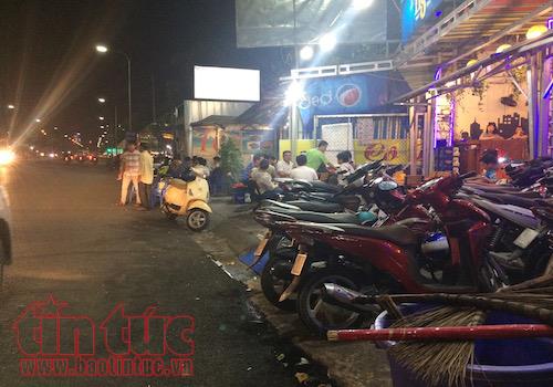 Vỉa hè TP Hồ Chí Minh sáng thông thoáng, tối lại nhếch nhác ảnh 10
