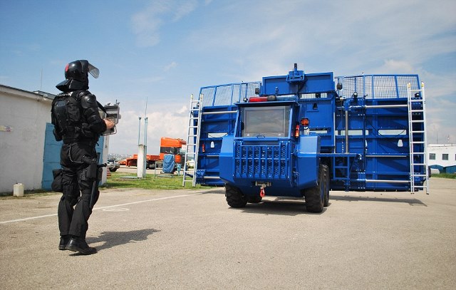 Hãi hùng với 'quái thú' 18 tấn chống bạo động của Slovakia ảnh 6