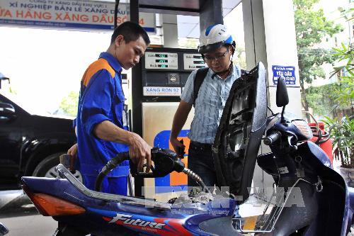 Xăng giảm giá hơn 300 đồng/lít từ 15 giờ hôm nay ảnh 1