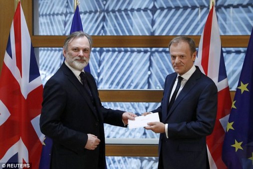 Giây phút lịch sử của tiến trình Brexit: Anh trao Điều 50 tới Chủ tịch EC ảnh 1