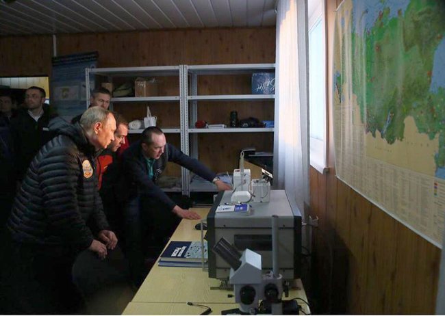 Ông Putin thăm Bắc Cực, tận tay khoan cắt băng ảnh 6