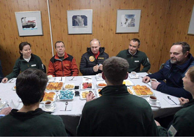 Ông Putin thăm Bắc Cực, tận tay khoan cắt băng ảnh 7