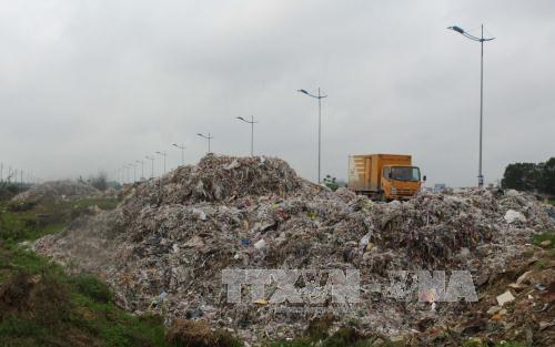 Thanh Hóa: Đổ trộm 'núi rác' dọc đại lộ nghìn tỷ ảnh 2