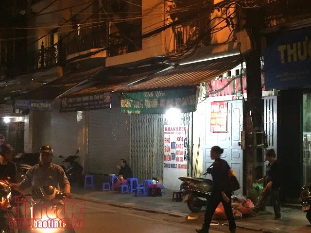 Lập lại trật tự vỉa hè, tiểu thương vắt óc 'tính kế' thích nghi ảnh 1