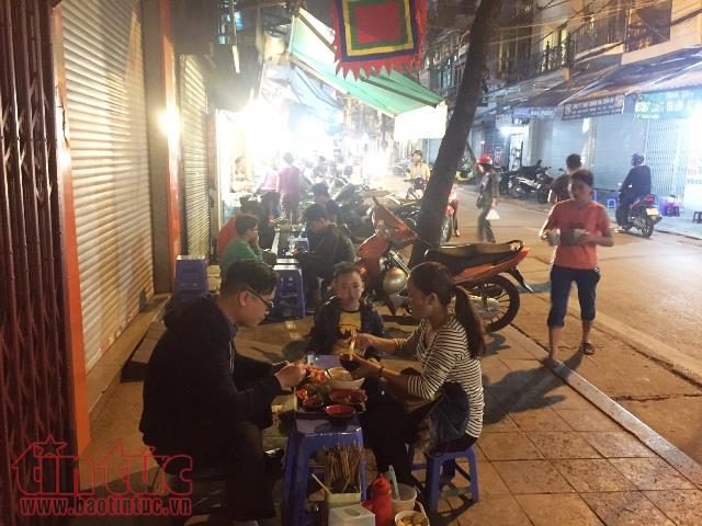 Lập lại trật tự vỉa hè, tiểu thương vắt óc 'tính kế' thích nghi ảnh 2