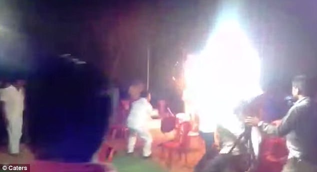 Giận dỗi vì vợ không nghe lời, chồng tự thiêu hóa 'ngọn đuốc sống' ảnh 2