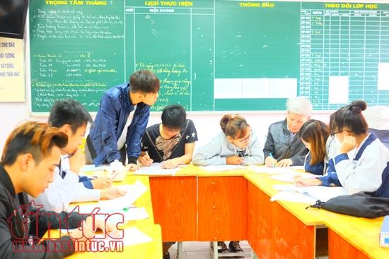Vị Giáo sư 84 tuổi ôn tập tốt nghiệp miễn phí ảnh 1